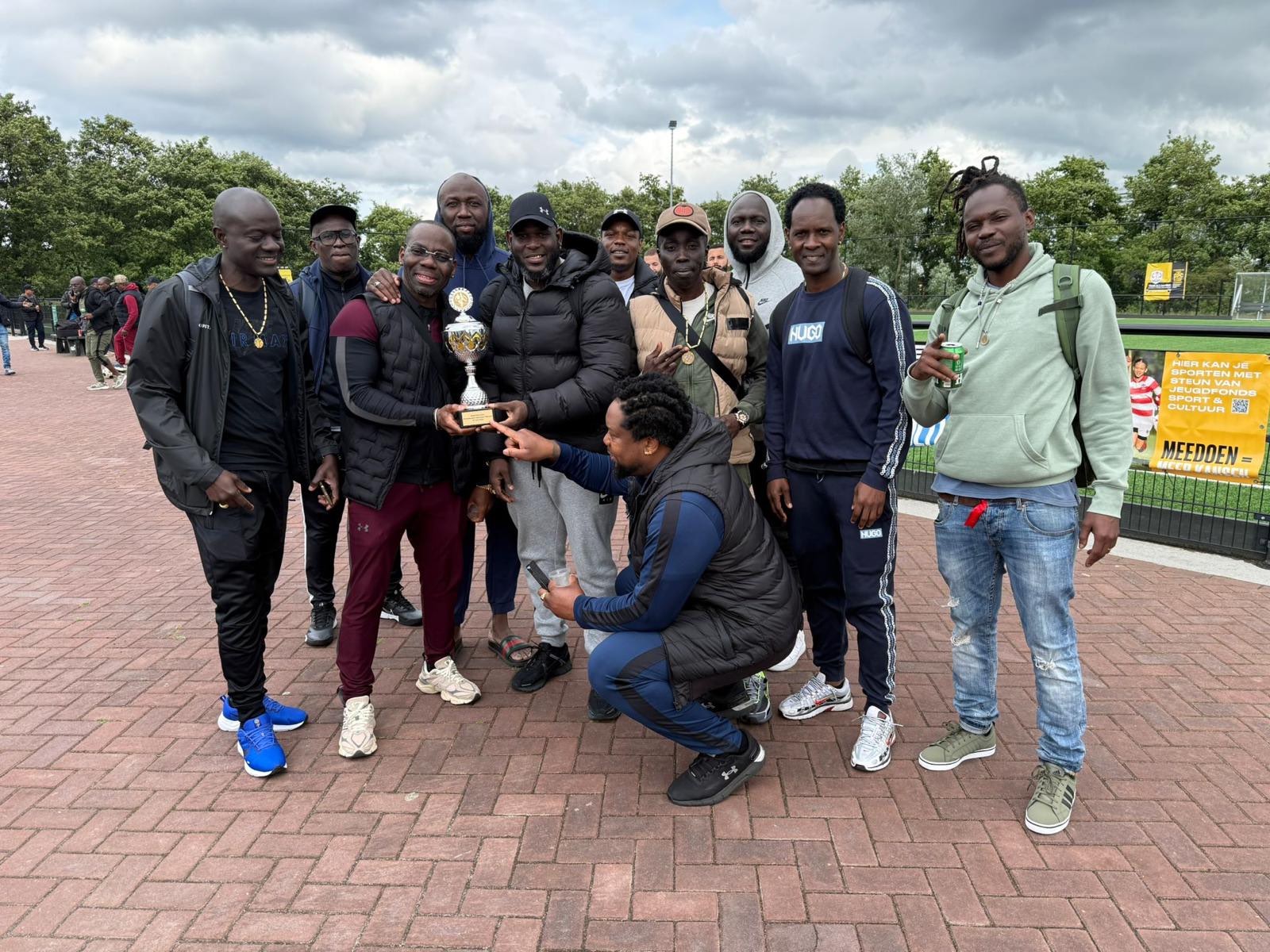 Leden van Stichting Maawina met de beker van het Maawina Copa-toernooi